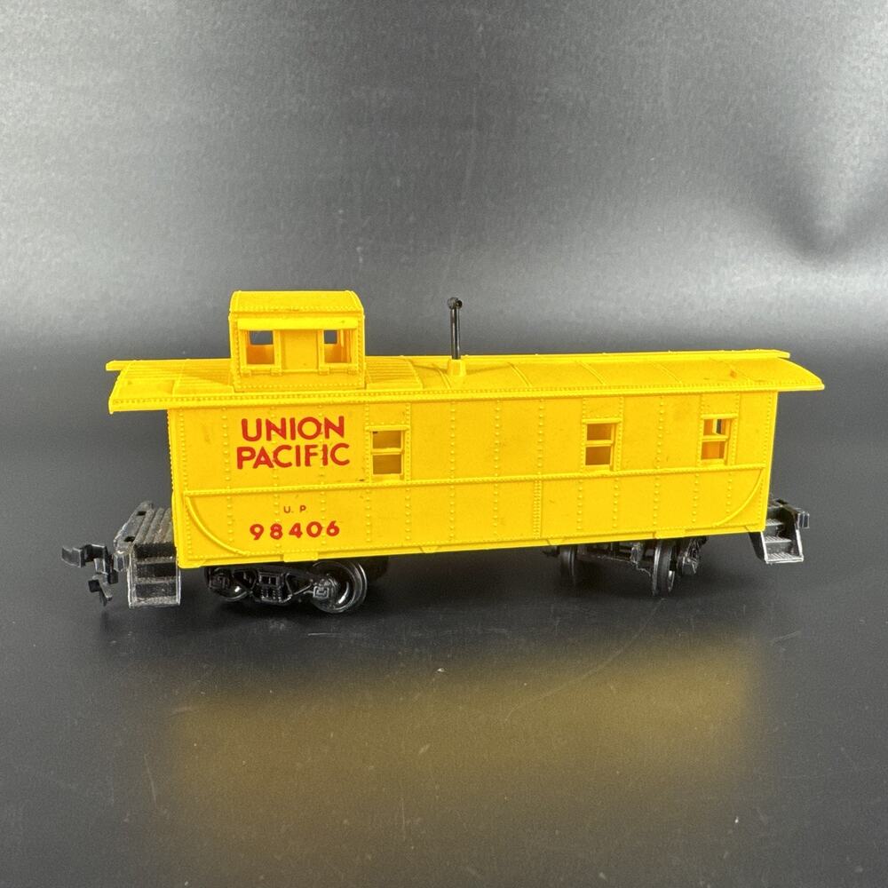 HO Scale Electric Train Caboose Union Pacific UP 98406 Yellow Train Car
